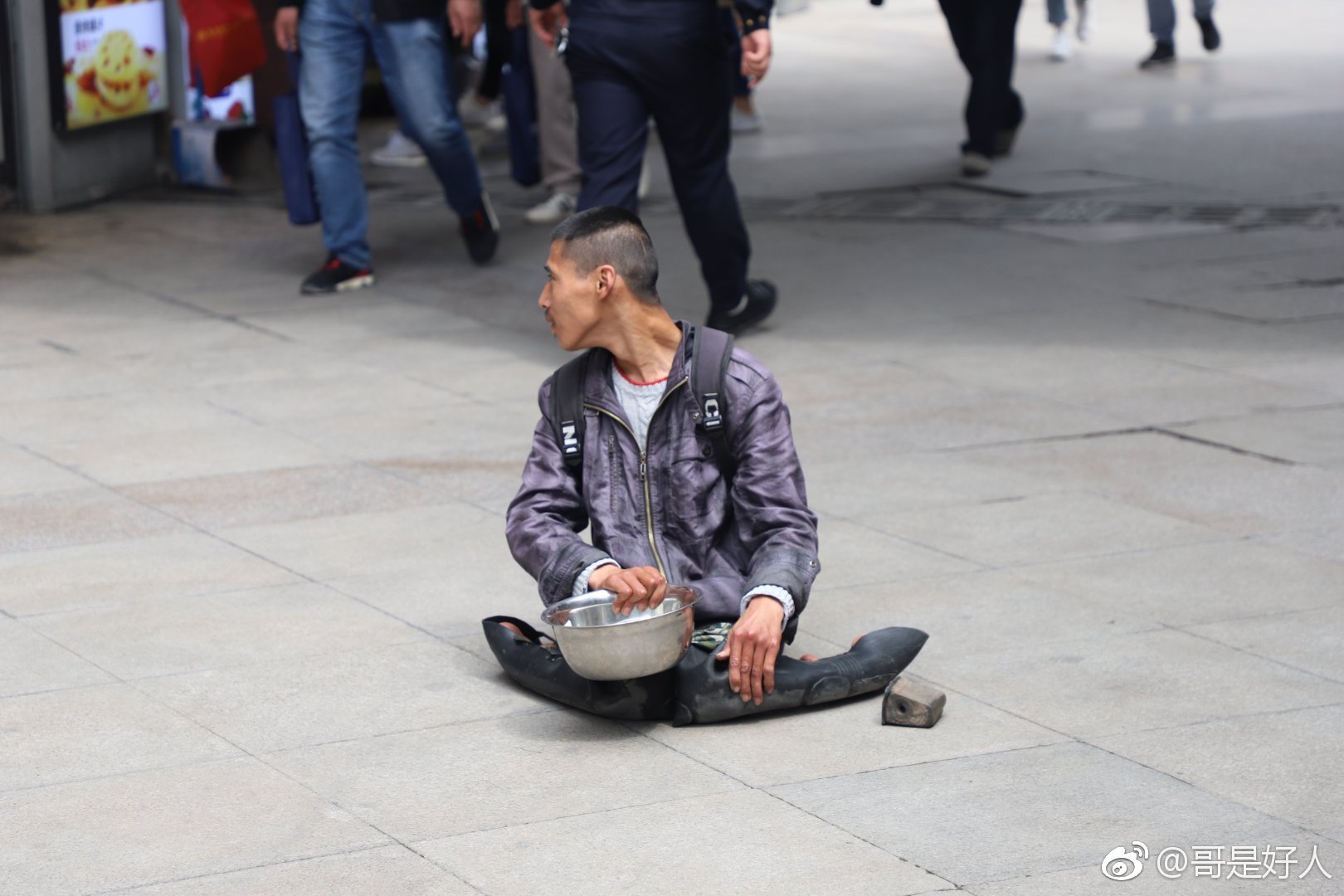 4月9日,西安回民街附近.一位"乞丐"在路上乞讨