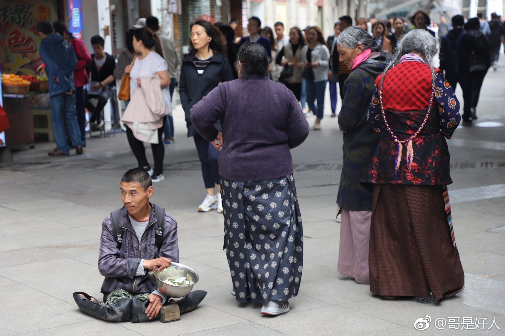 4月9日,西安回民街附近.一位"乞丐"在路上乞讨