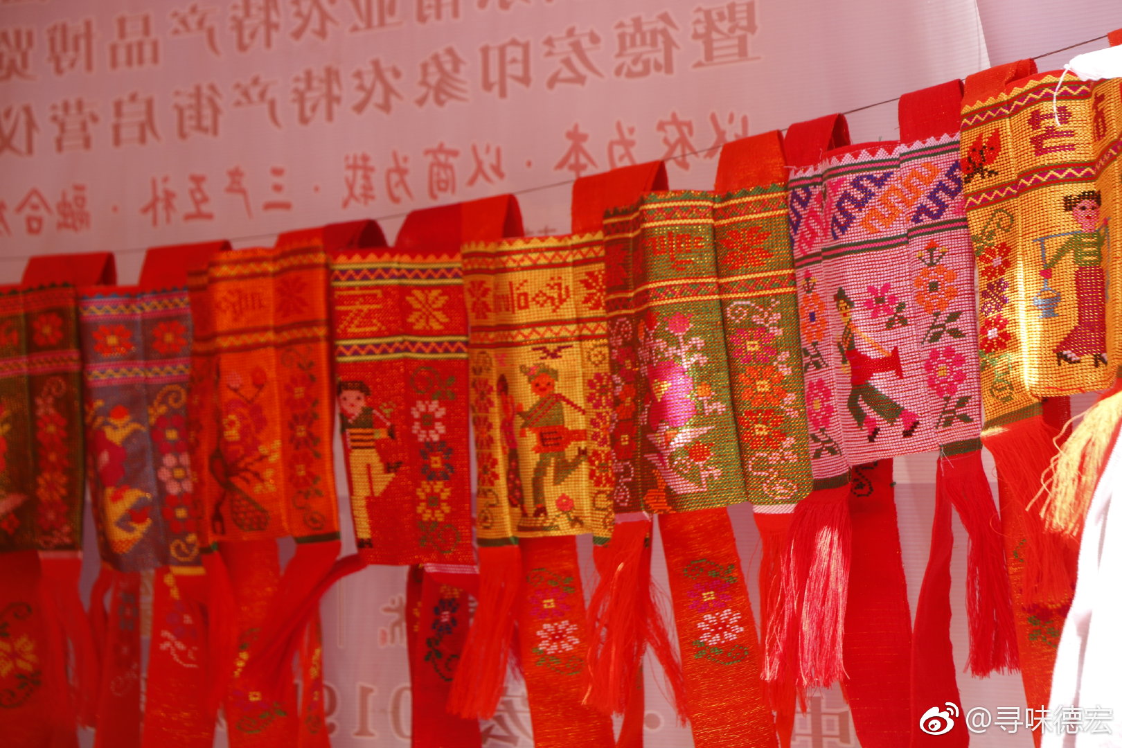 德宏的织锦,漂亮不。纯手工纺织的,今天我就背了一个傣族包包_新浪新闻