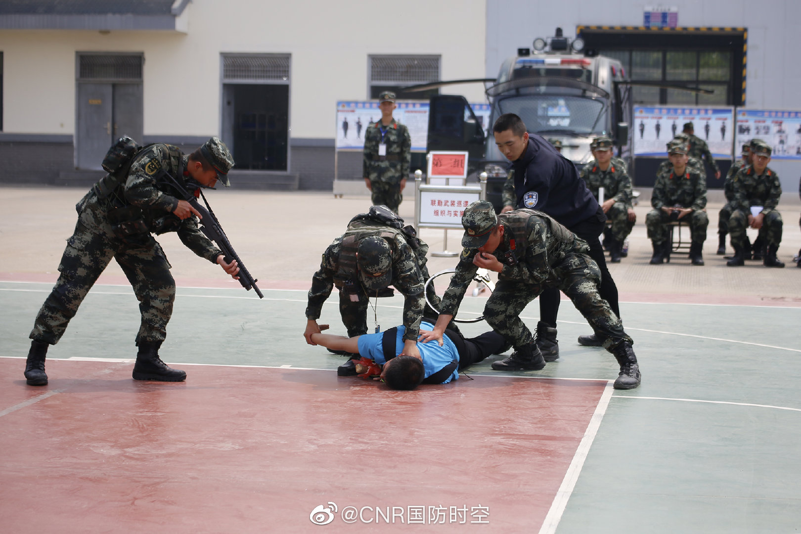 武警宿迁支队近日在沭阳中队营区召开了军事后勤工作例会暨执勤能力