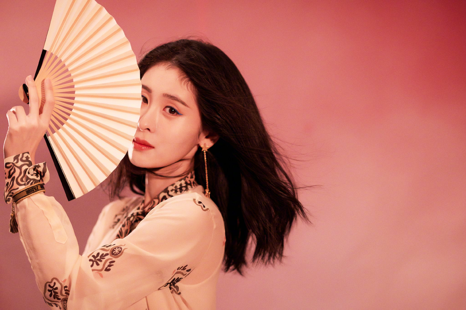 张碧晨 复古印花衬衣搭配黑色纱裙 柔美优雅格调 眼角一抹蓝色眼线