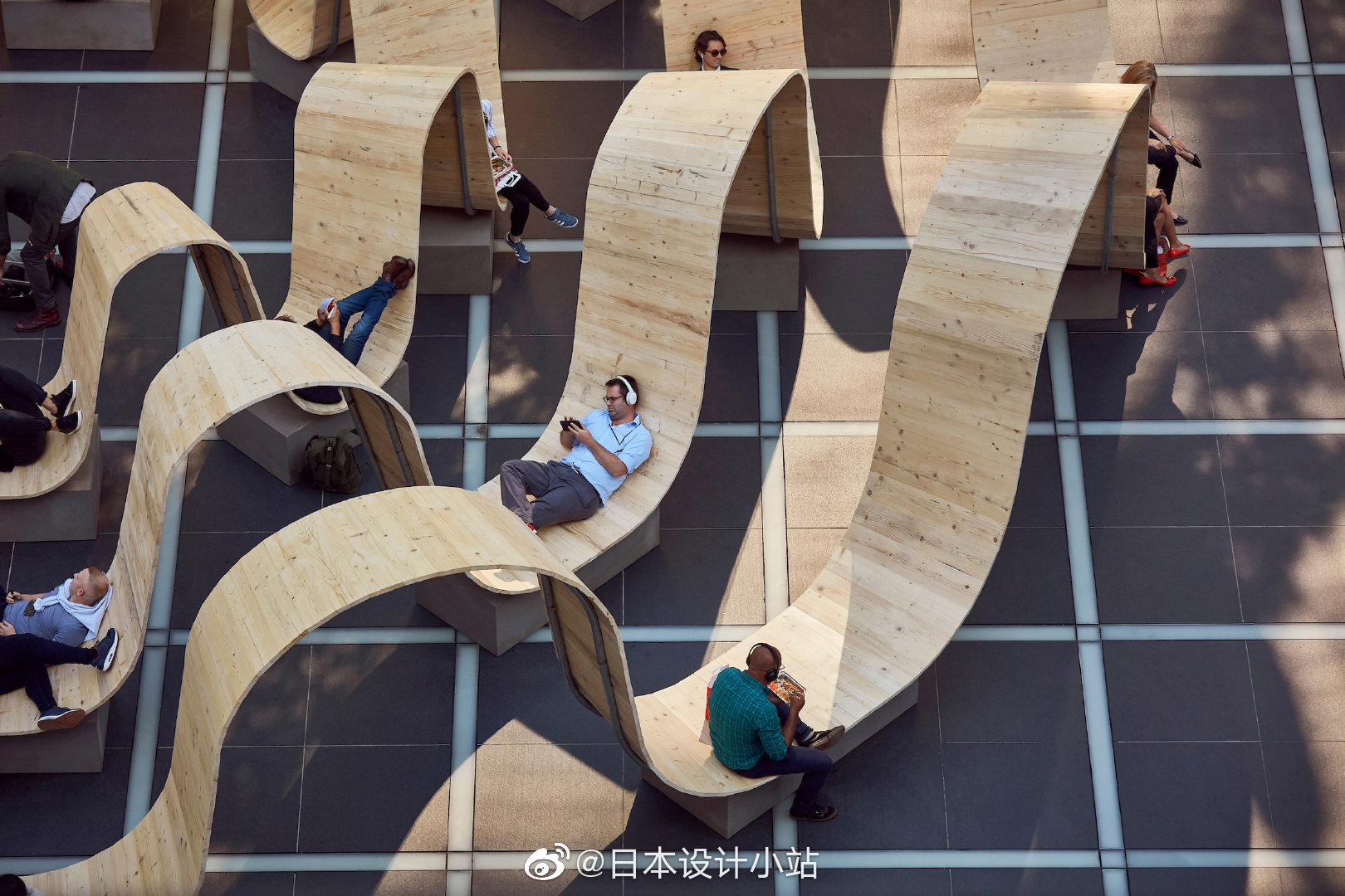 设计师paul cocksedge建造的户外座椅装置