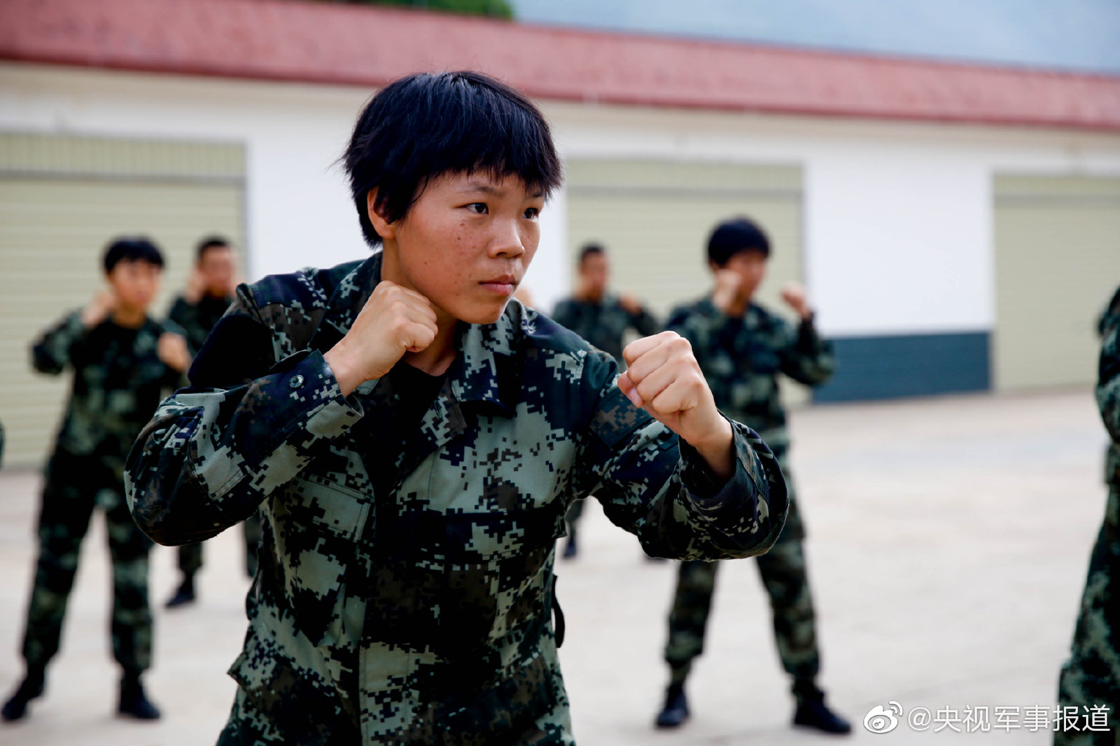 入伍一个月,稚气女孩蜕变飒爽女兵