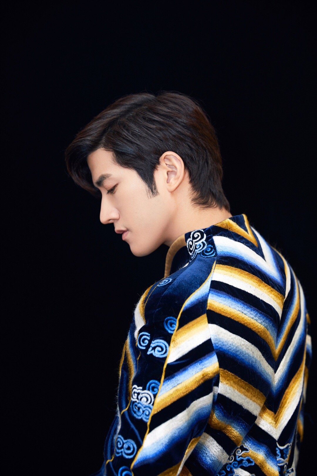 李治廷 在华歌榜上的这套造型也太优秀了,贵蓝色与金线相融的富丽