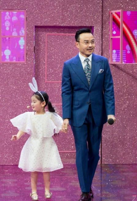 小山竹要参加新节目了,开心晒剧照,台风可爱,越来越