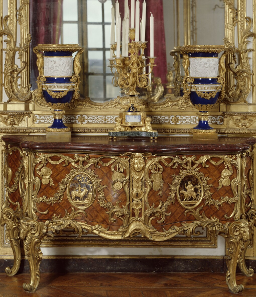 x 64cm 现藏于凡尔赛宫图片来源于网络路易十五时期角柜洛可可式家具