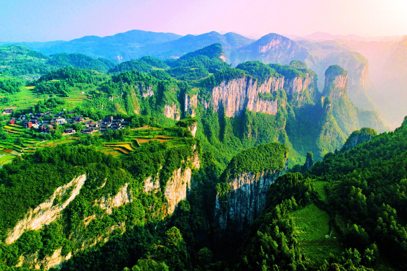 在云贵高原的东部边缘普遍发育着岩溶台地地貌