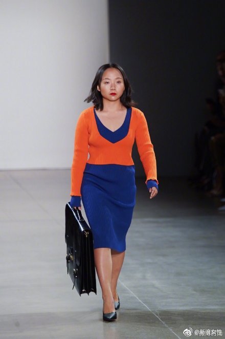 被总造型师崔丹选中登台走秀的微胖女孩辣目洋子身着针织连衣裙搭