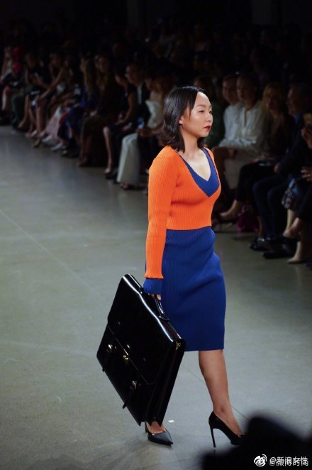 被总造型师崔丹选中登台走秀的微胖女孩辣目洋子身着针织连衣裙搭