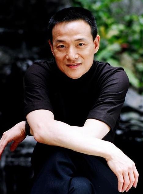 他一岁时爸爸去世,但成绩好保送大学,曾与发哥争锋,如今成导演