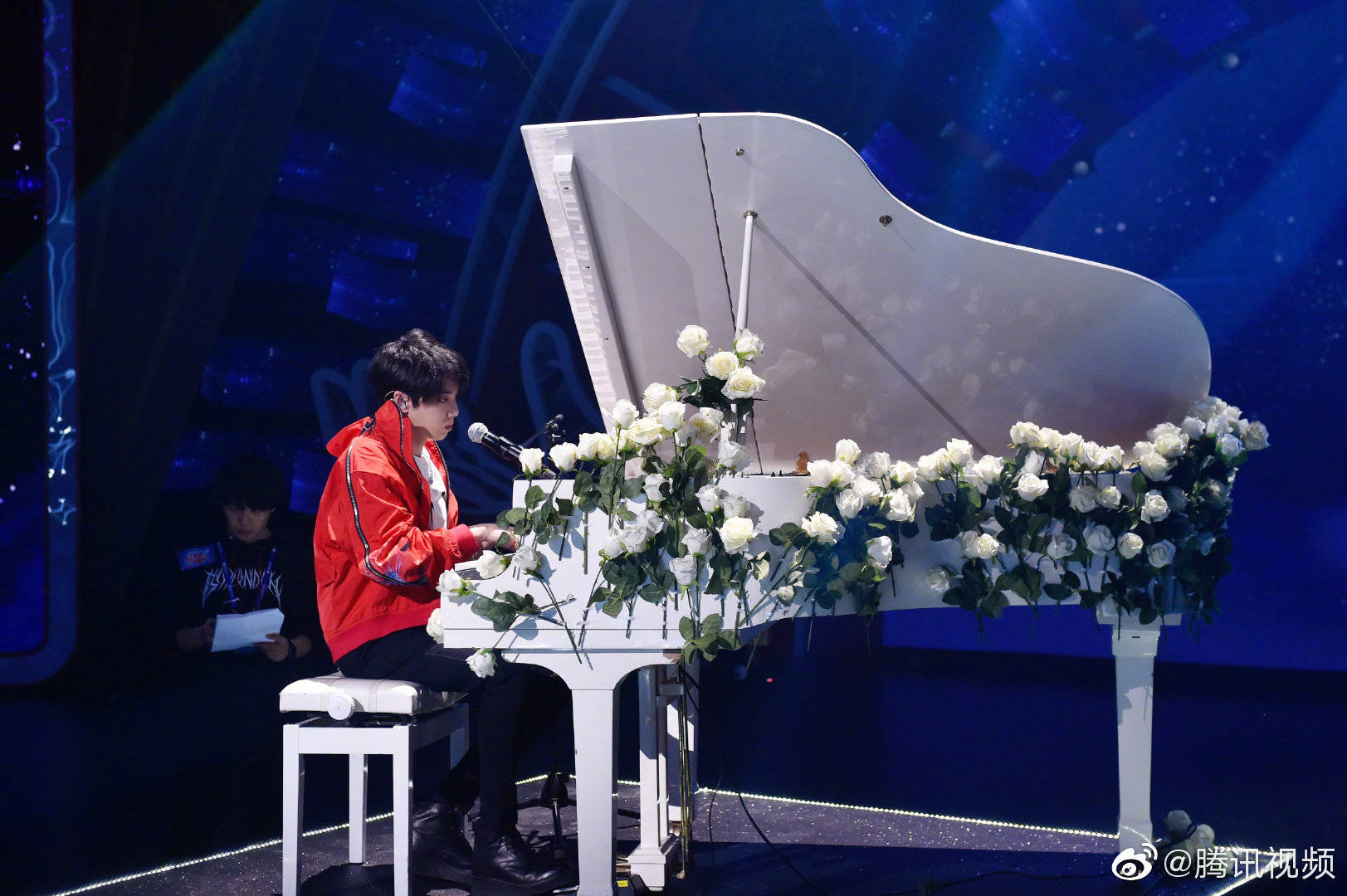 上立麦 弹钢琴的歌手花～ps 拿着拖把唱歌也是过于可爱了@华晨宇yu