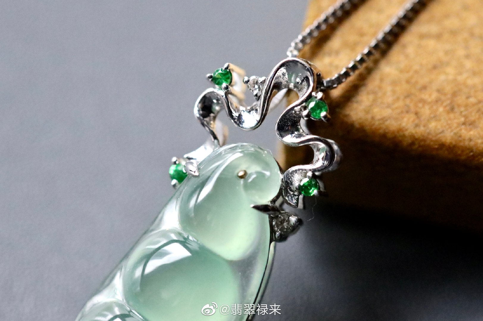翡翠福豆 颜色很特别 是不是和一般的晴水色很不一样 翡翠福豆 颜色很特别 是不是和一般的晴水色很不一样