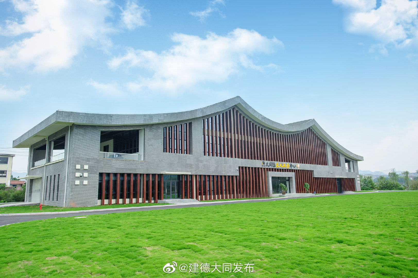 子曰:"《诗》三百,一言以蔽之,曰:思无邪