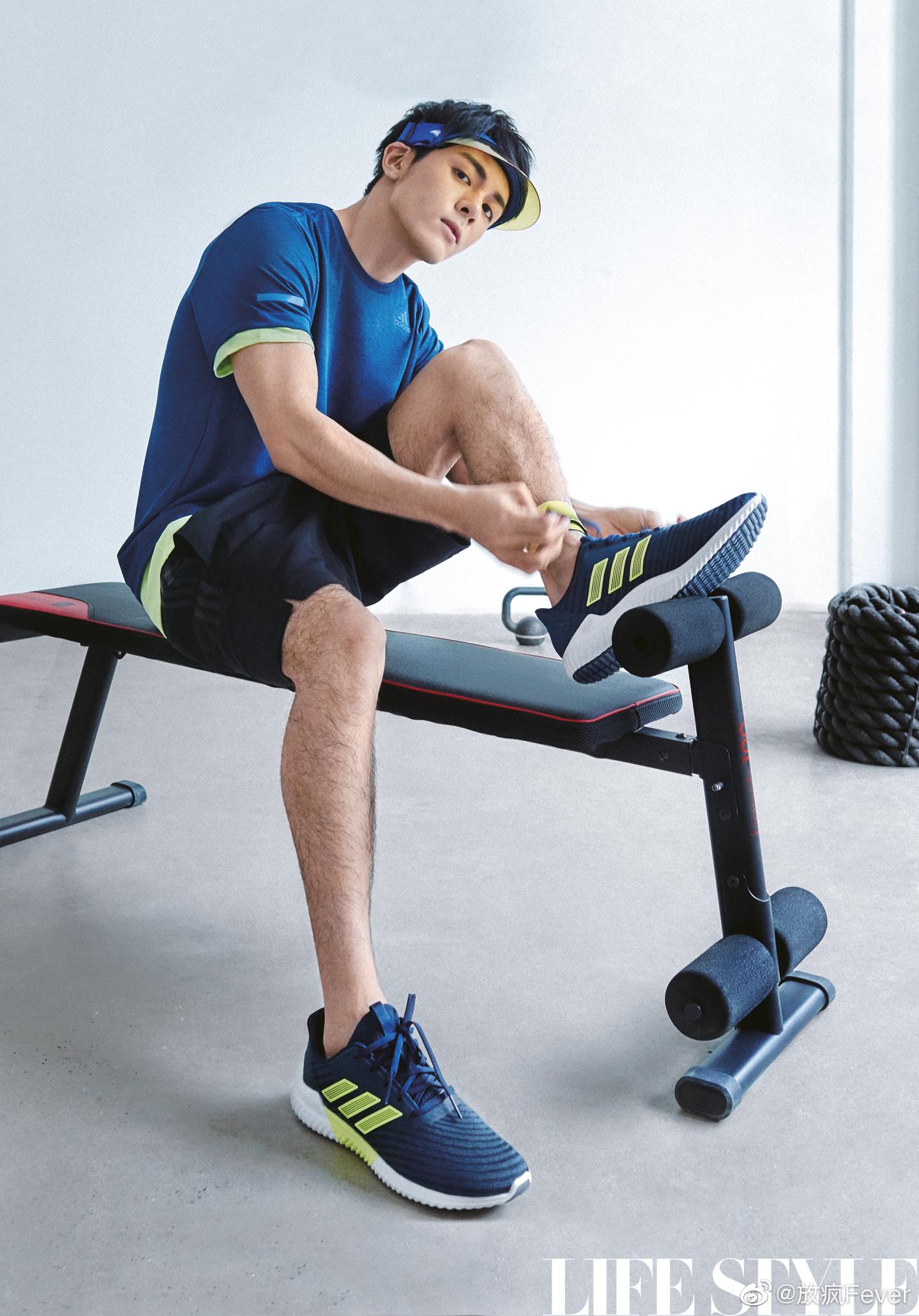 青年演员@曾舜晞joseph 近日登上《@精品购物指南 》5月刊封面|@精品