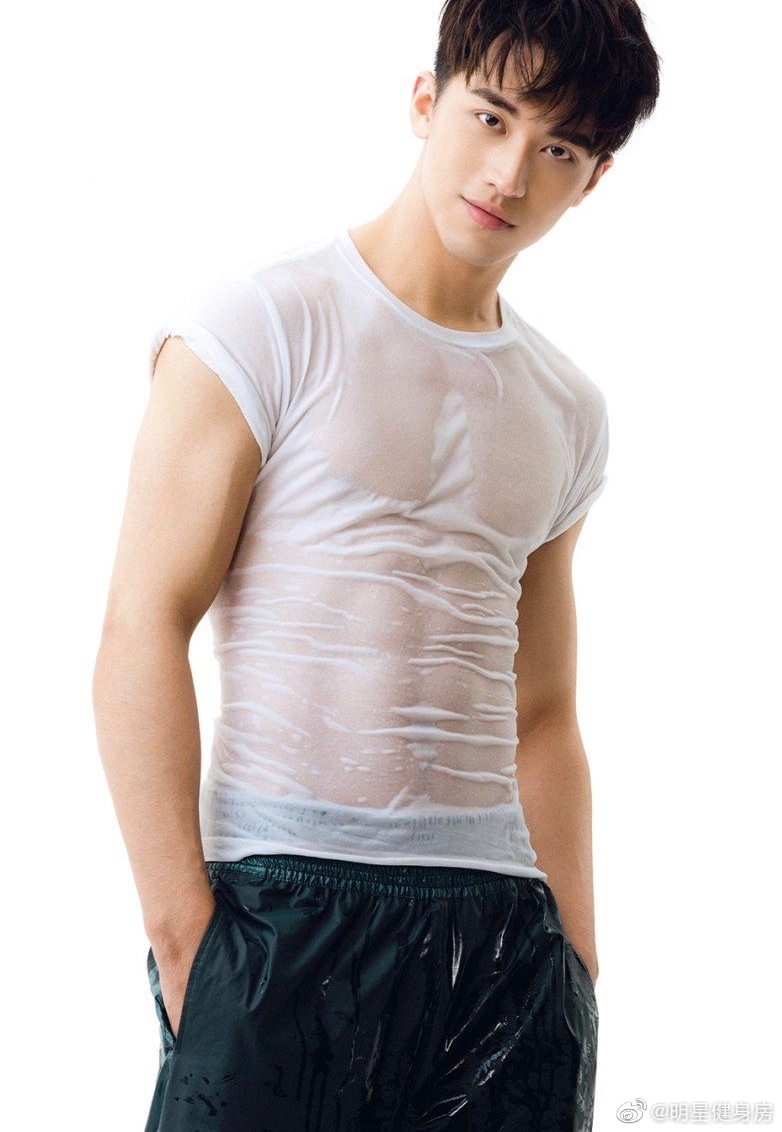 穿衣显瘦脱衣有肉的许魏洲zz有硬朗的躯体也有阳光的面庞