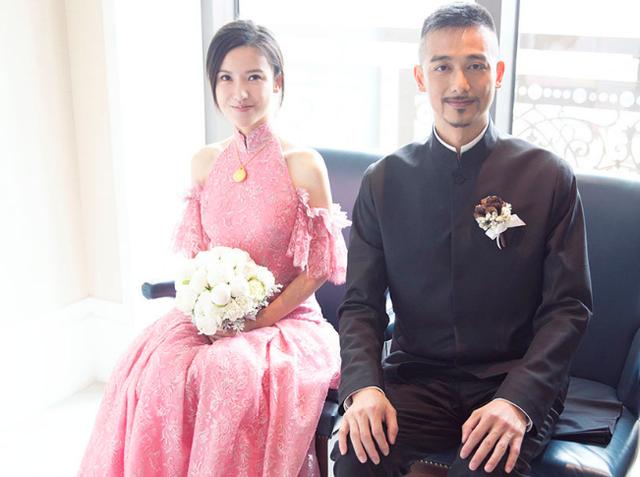 杨子姗云直播时老公吴中天意外出镜像是留着小胡子戴眼镜的胡歌