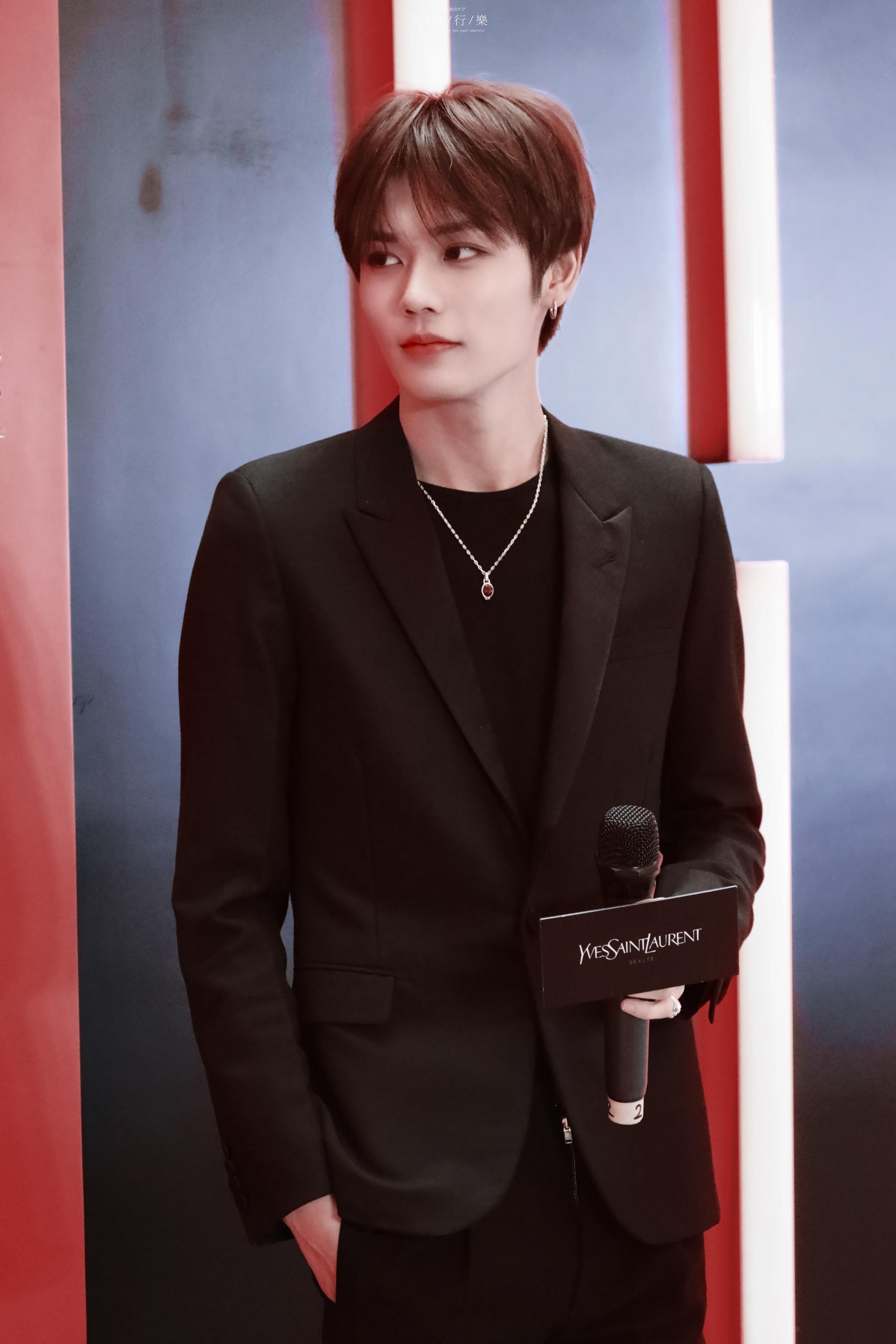 9/ 9林彦俊西安 林彦俊黑色西装林彦俊今日西安品牌站台活动图,一身