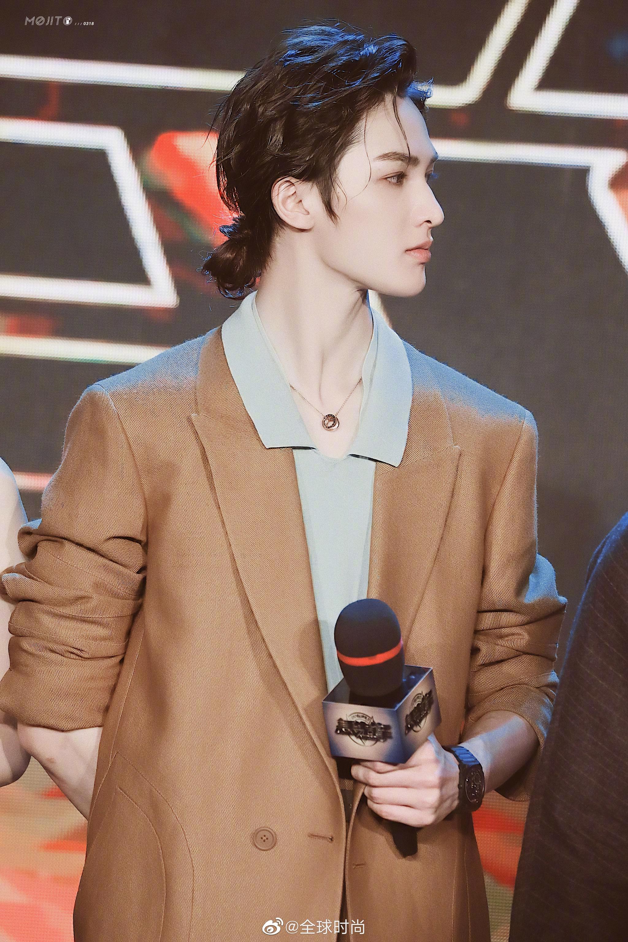 朱正廷今日出席电影宣传活动,焦糖色西服套装搭配浅蓝绿针织衫