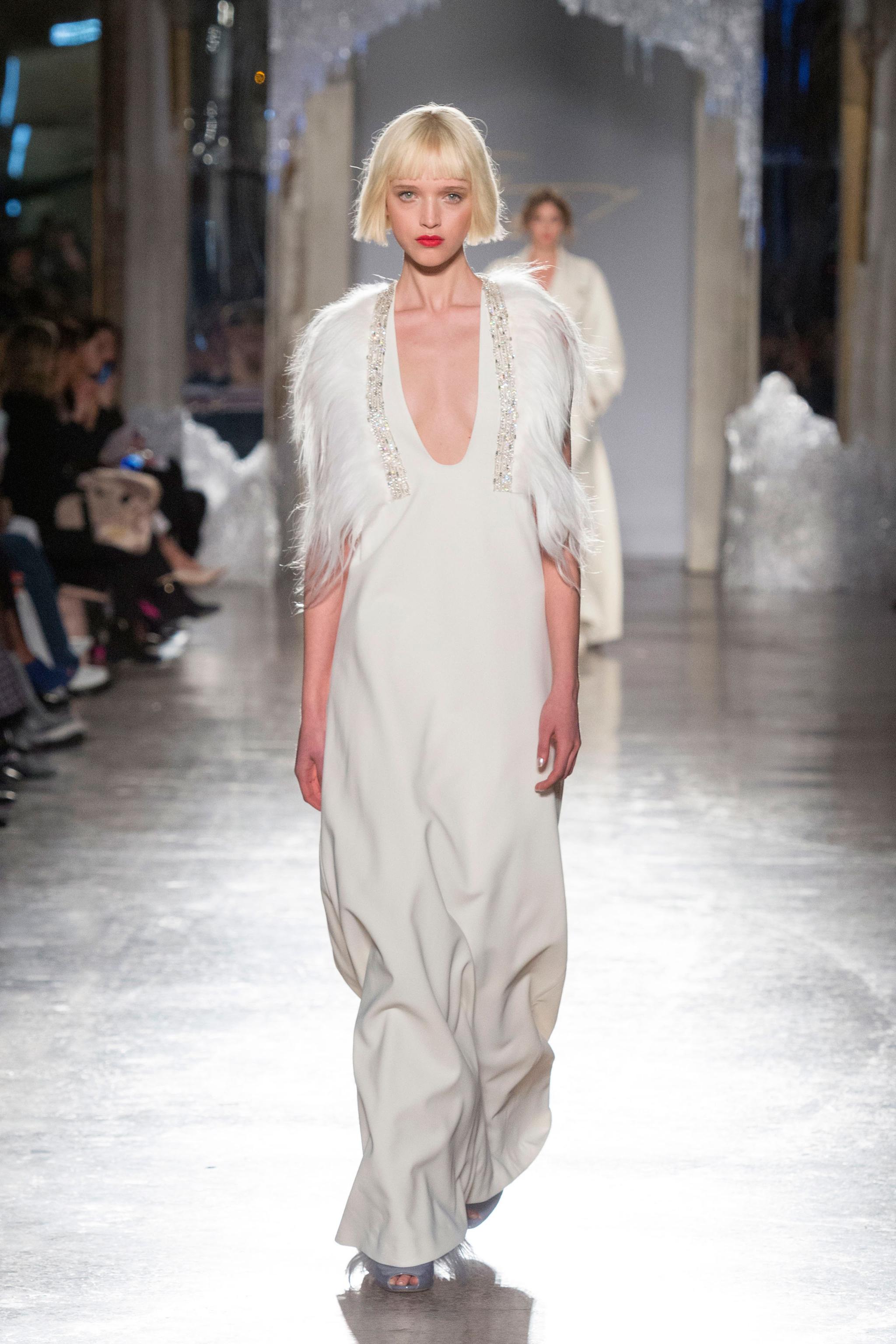 genny fall | 2019 rtw亮金短发小仙女jessica stewart