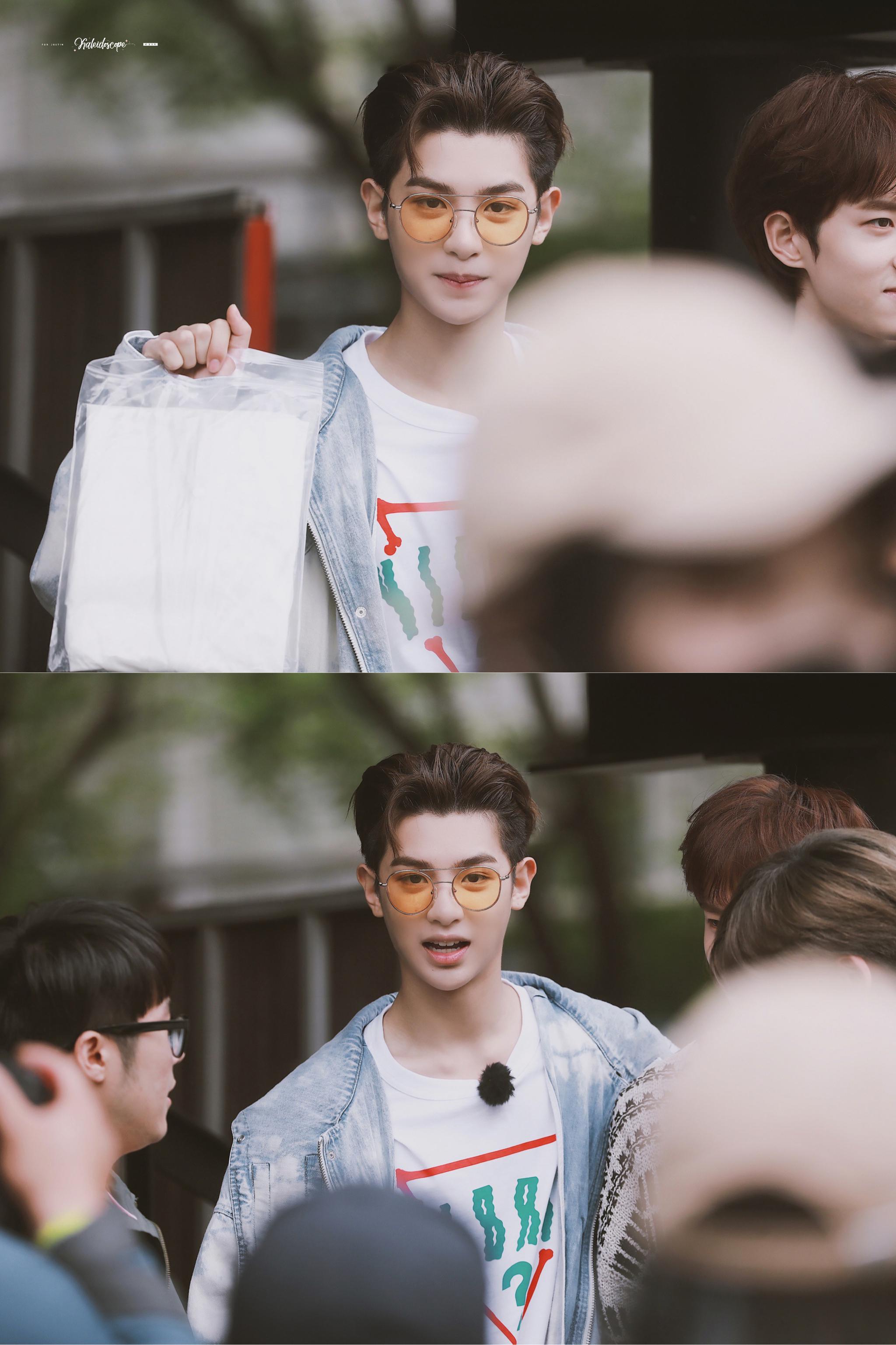 黄明昊大背头 justin黄明昊台湾综艺录制路透图～一身牛仔look 大背