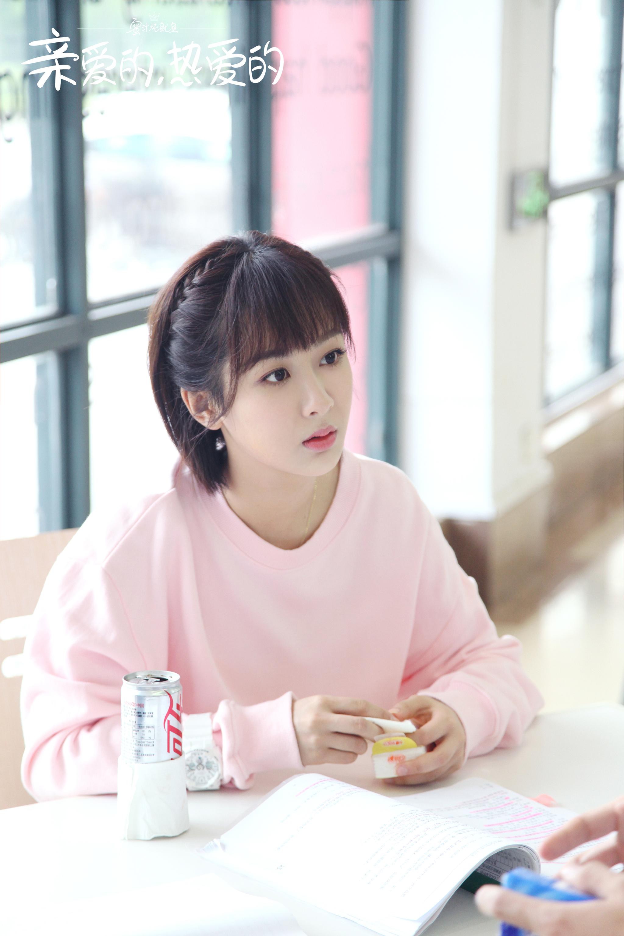 今日剧照时刻,阿志也想和佟年小天使@杨紫 一起在食堂里吃东西