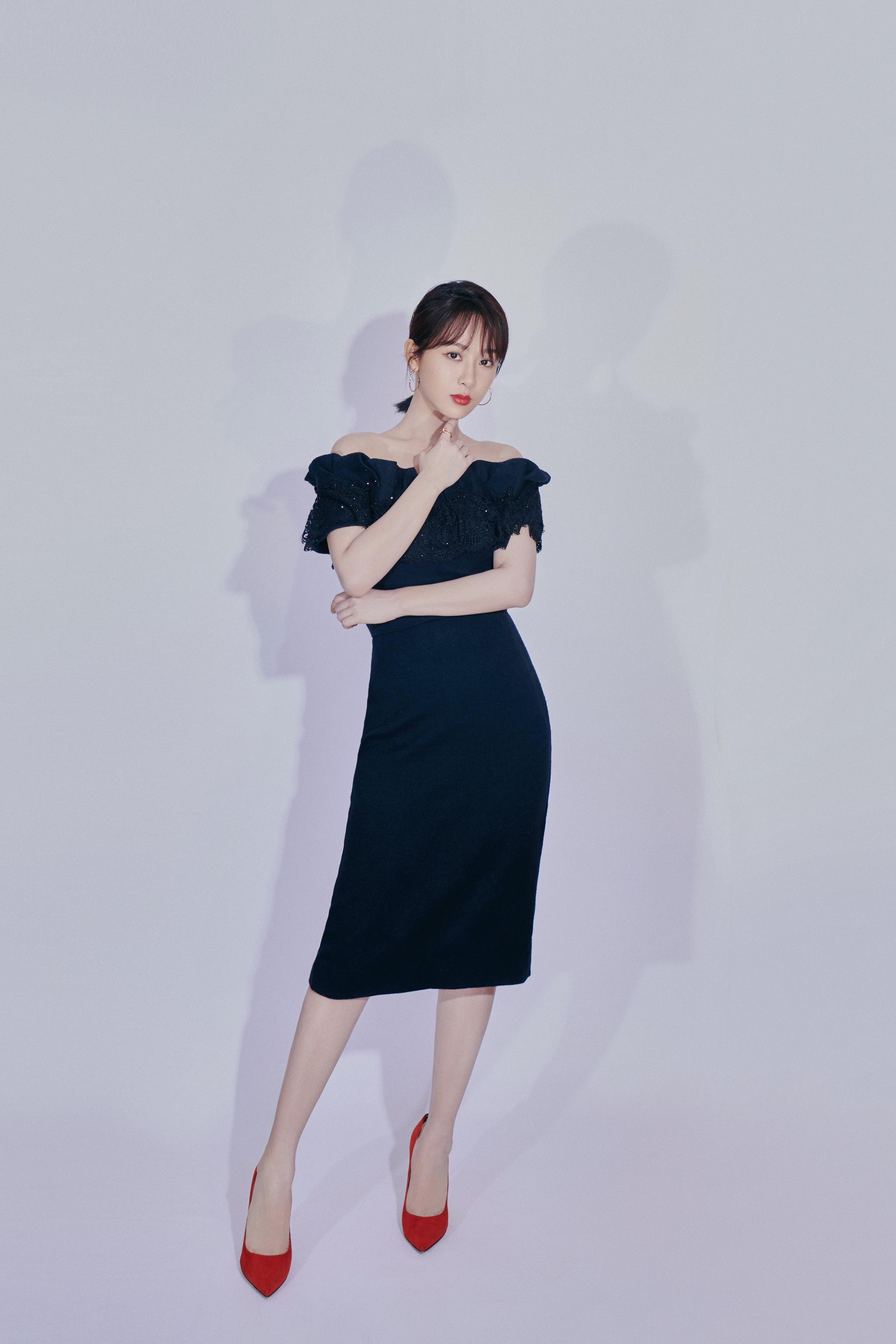 杨紫 一身黑色露肩礼服出席电影《沉默的证人》首映礼啦