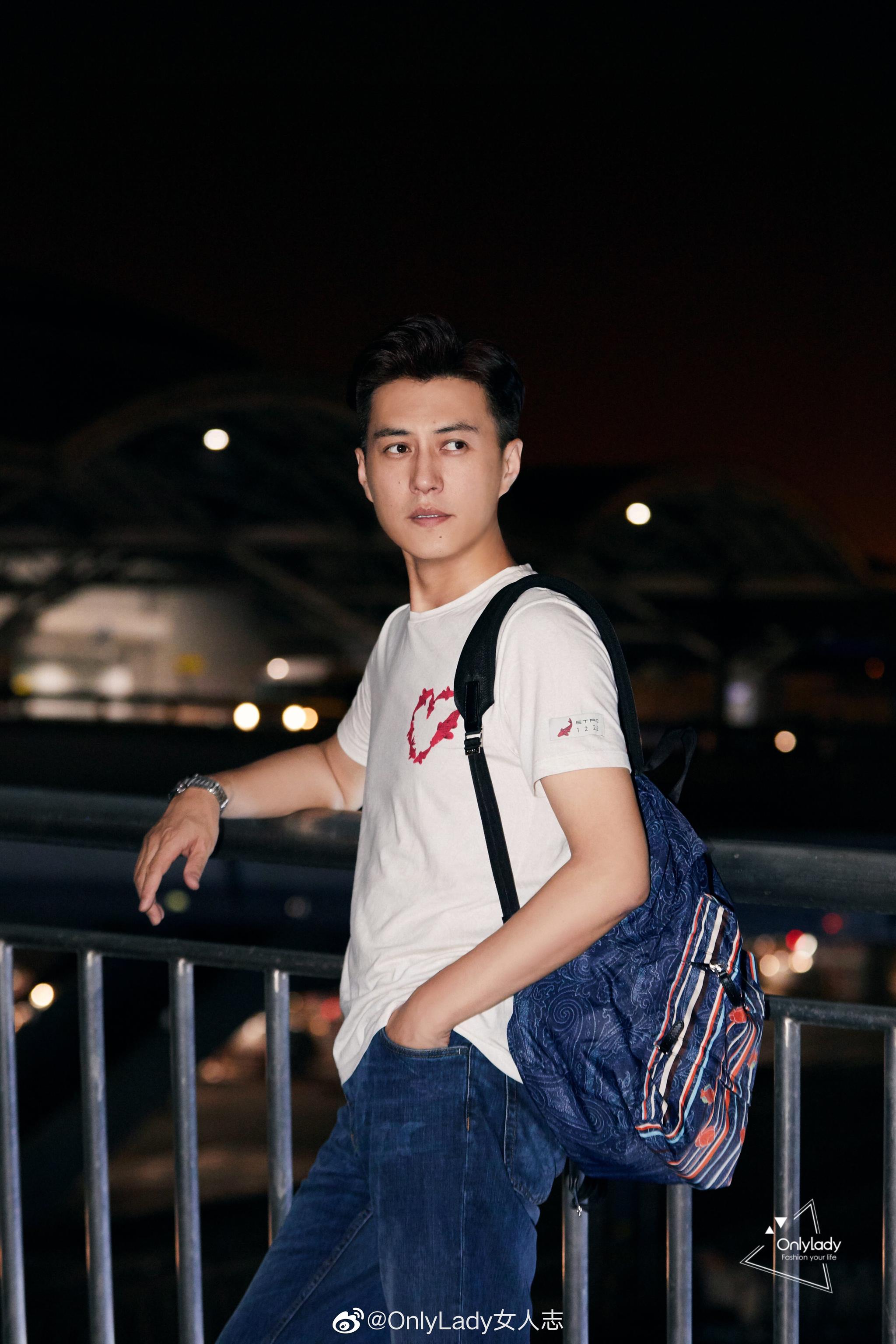 经典的佩斯里花纹搭配海洋鱼印花,海洋清凉之感扑面而来,于细节间勾勒