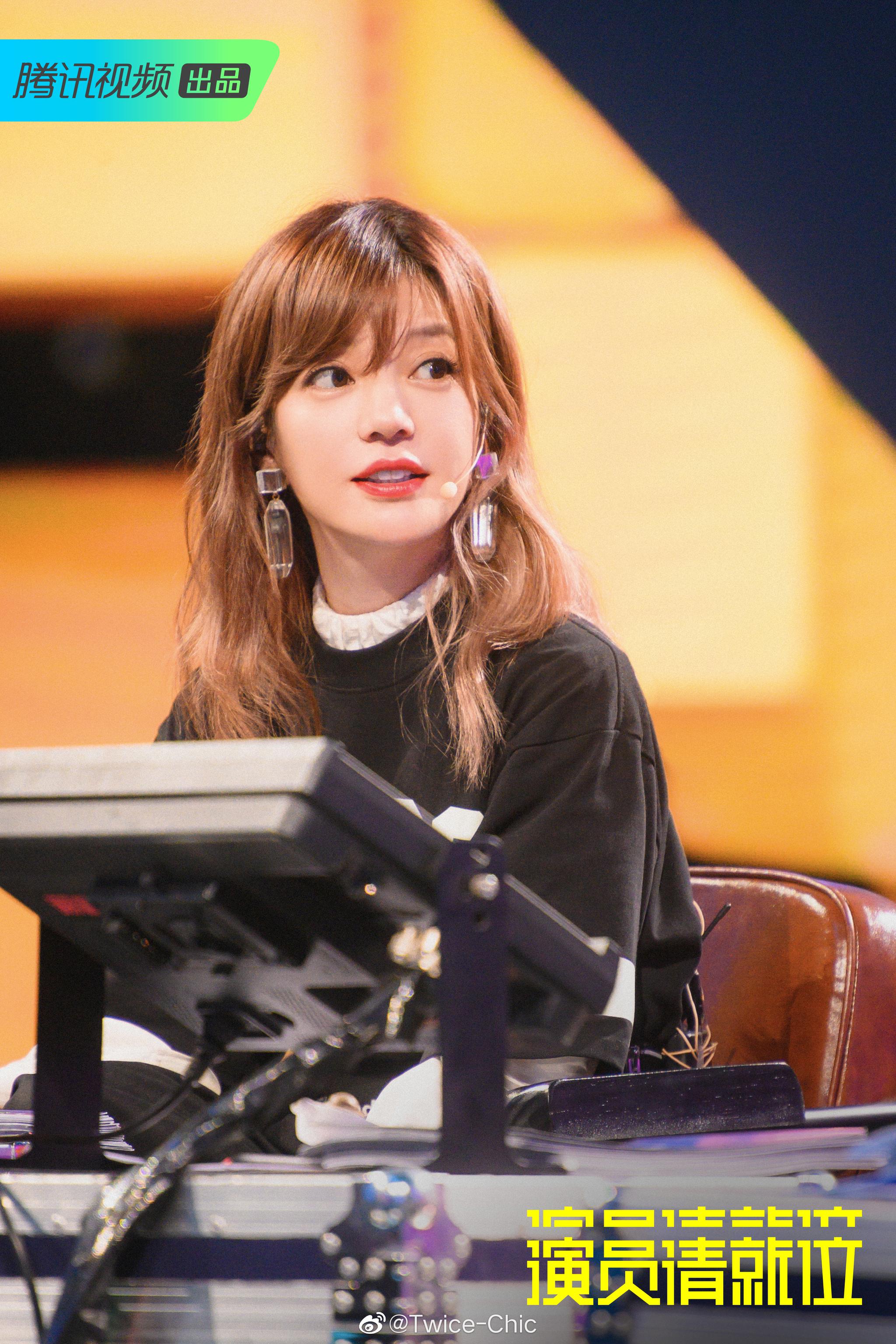 赵薇造型,栗色微卷,枫叶红唇色