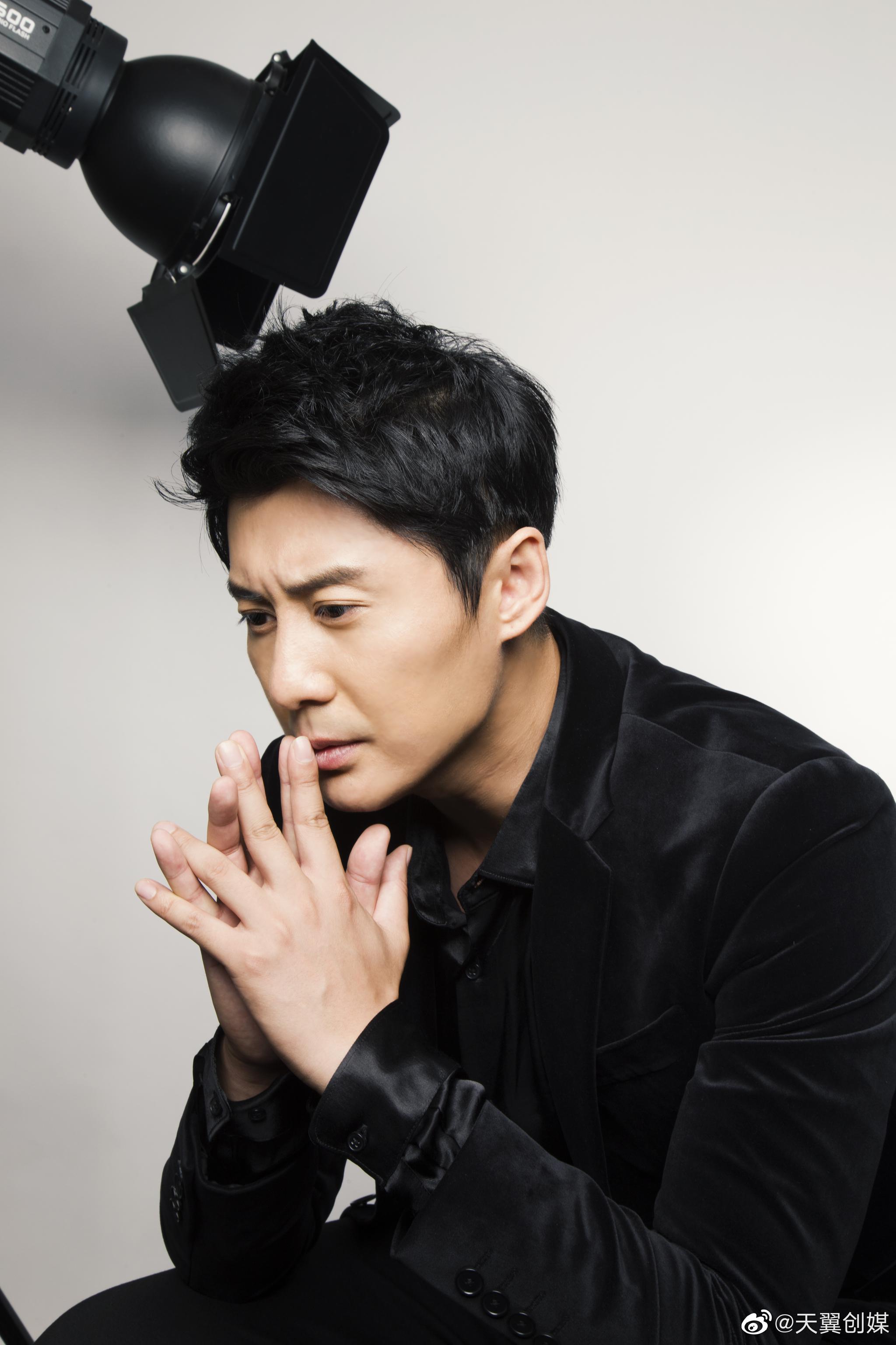 演员 张天其 黑色西装诠释高级质感简约时尚 慵