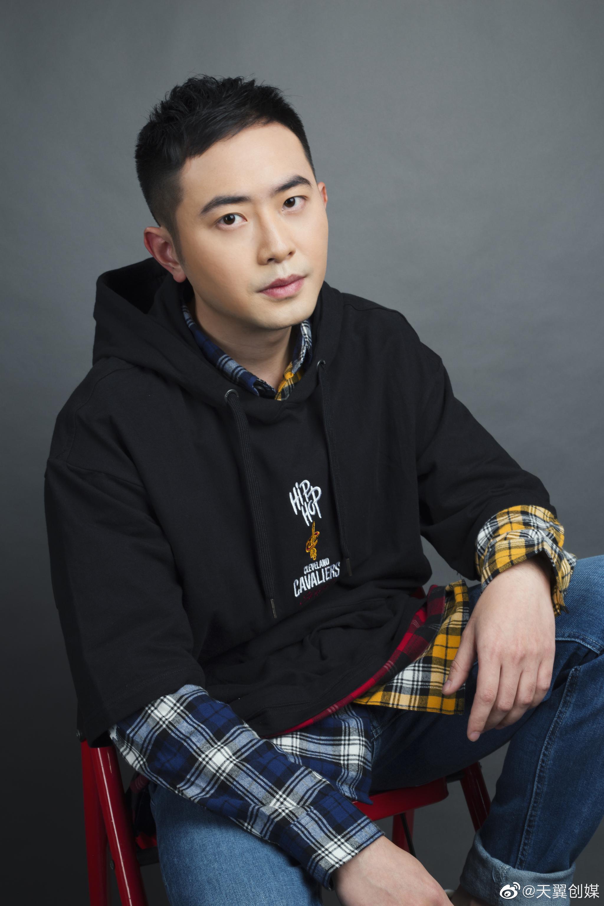 天翼创媒成浚文色彩斑斓全新风格眼神坚定笃定前行