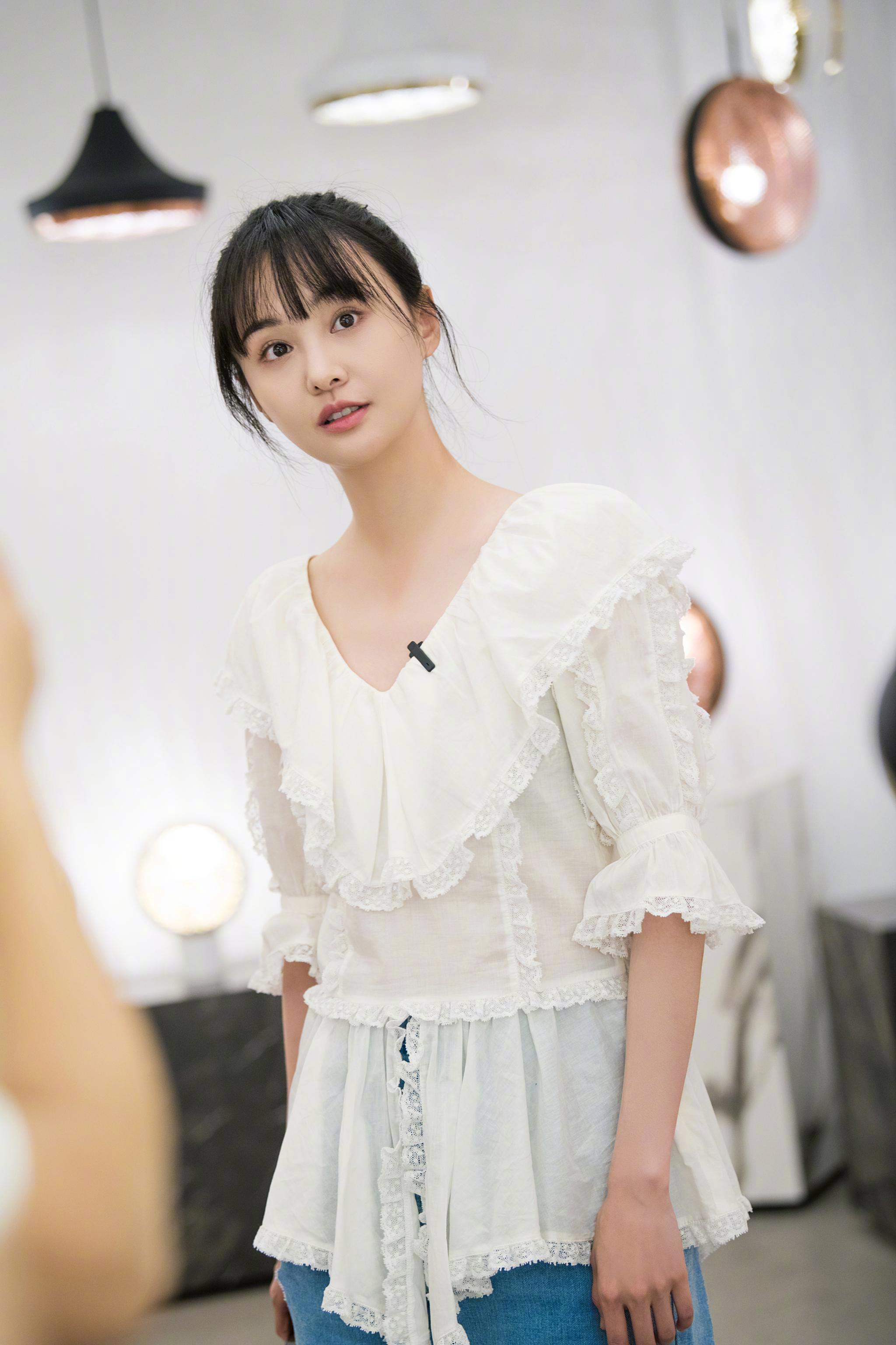 播出郑爽高马尾麻花辫搭配蝴蝶结发卡