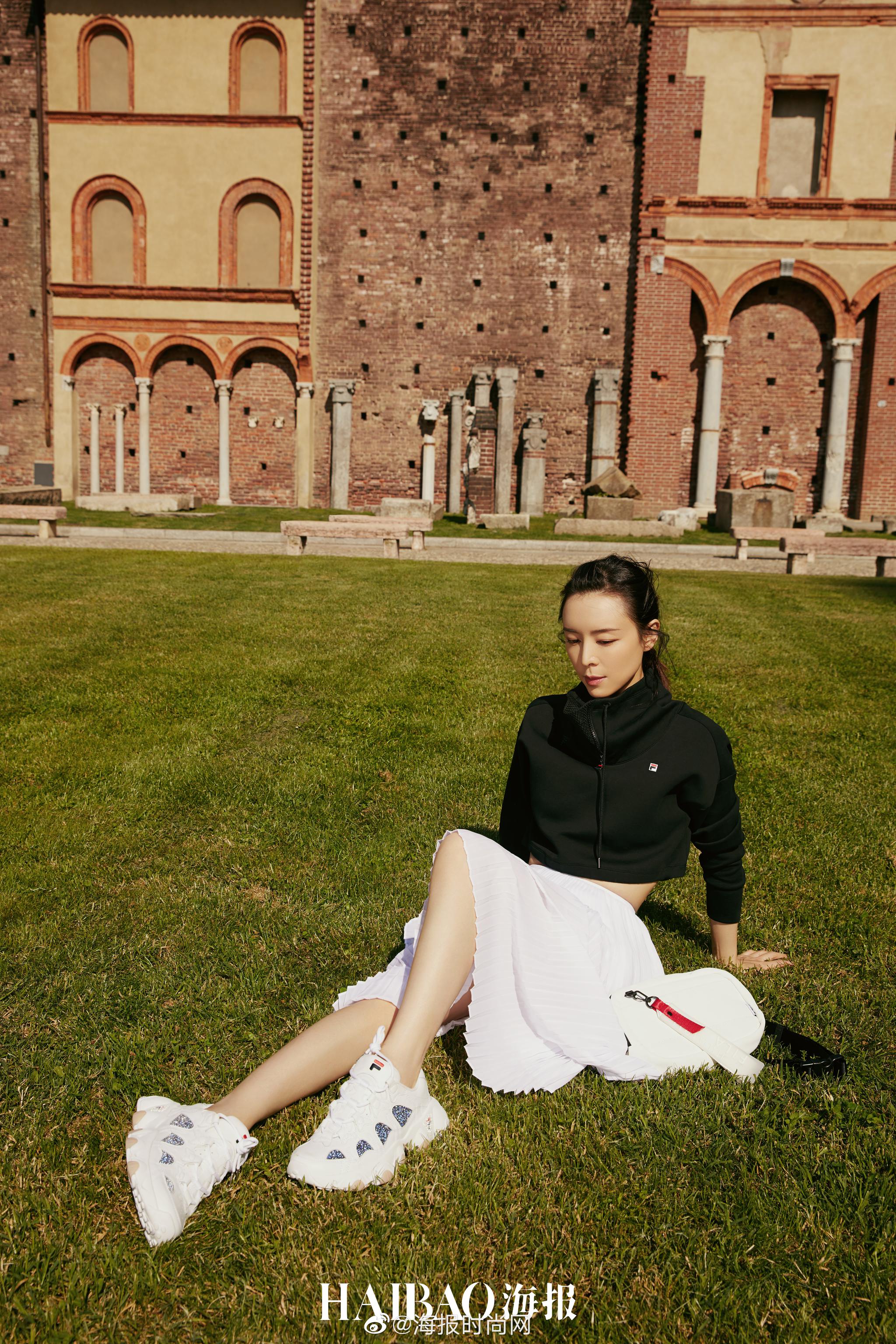 张静初 米兰独家街拍的第二波预热大片来啦和上一次的优雅不同