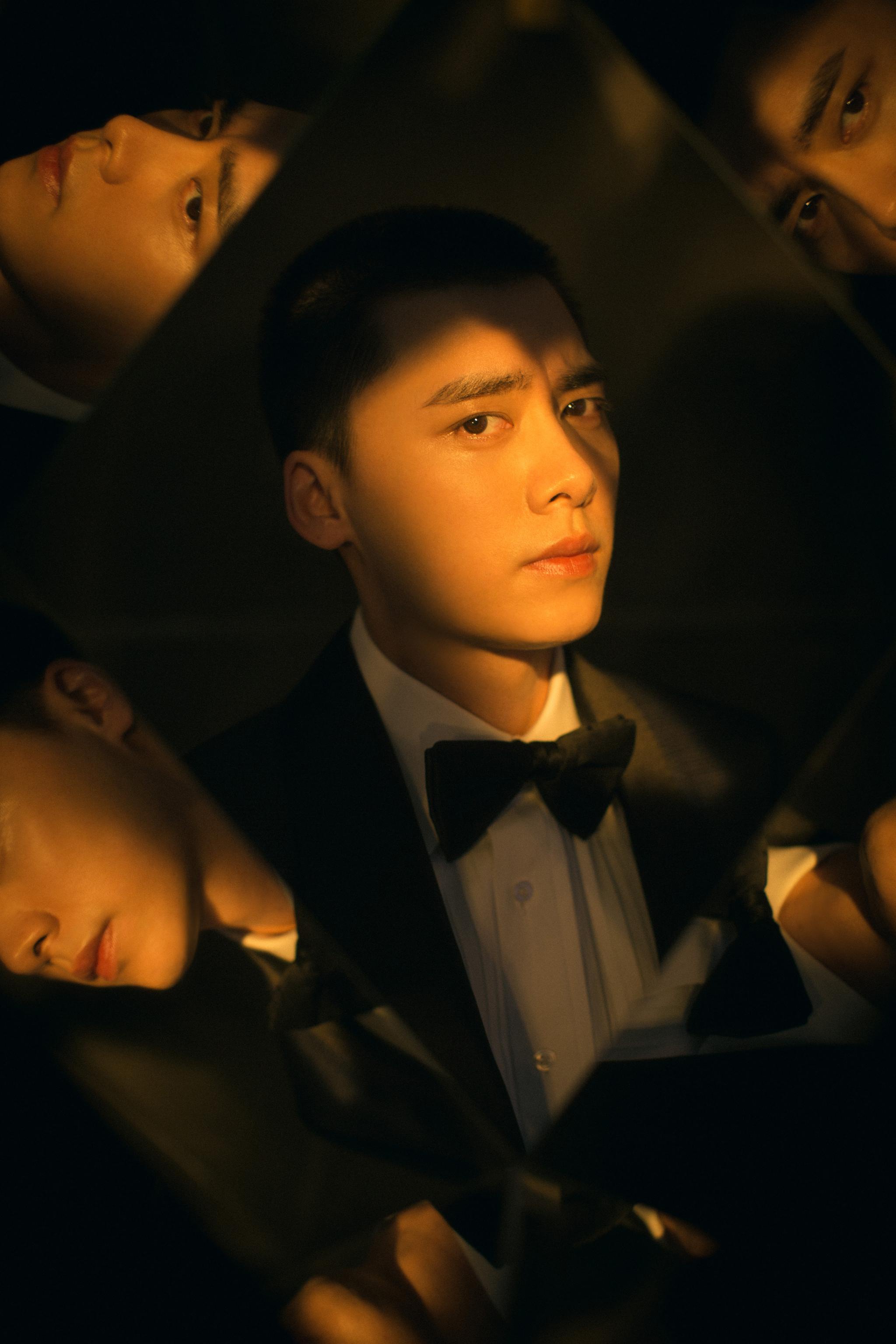 李易峰现身金鸡奖颁奖典礼,寸头干净利落,在光影交织的镜像中