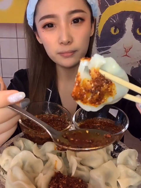 传统美食皮薄馅大近景吃播宋小米