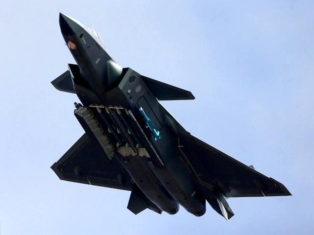 双发重型隐身战斗机交付pla空军部队试用,标志着"歼-20"成为继f-22"