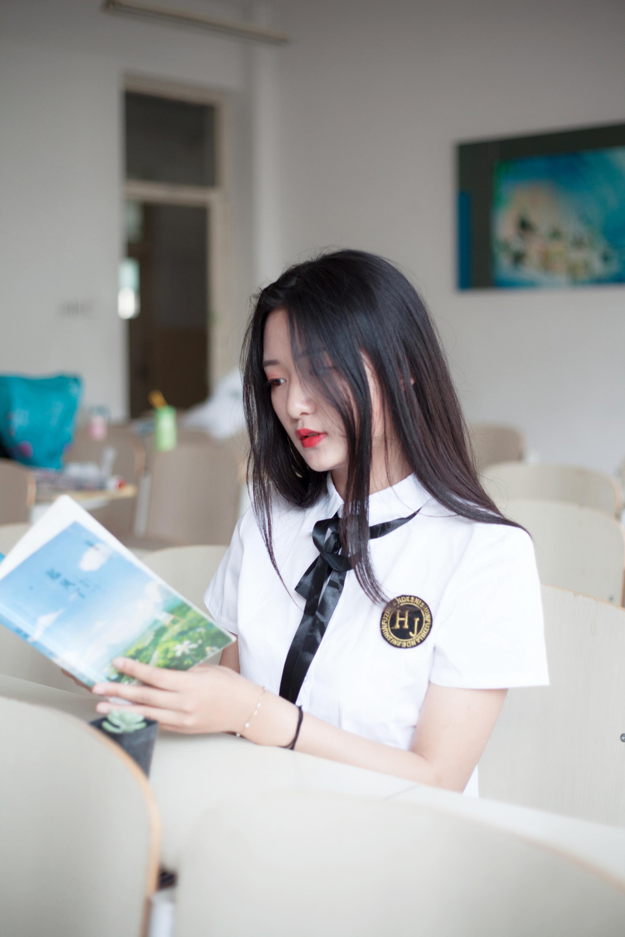 张琪雅 就读济宁学院服装设计专业 身高168cm 体重52kg 99年 爱好绘画