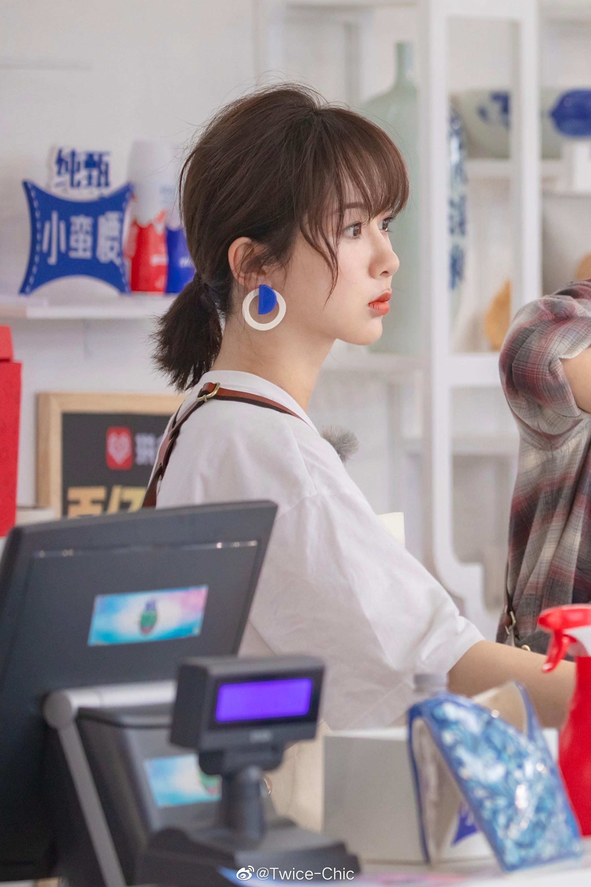 杨紫今晚穿搭造型 | 白t与牛仔背带裤