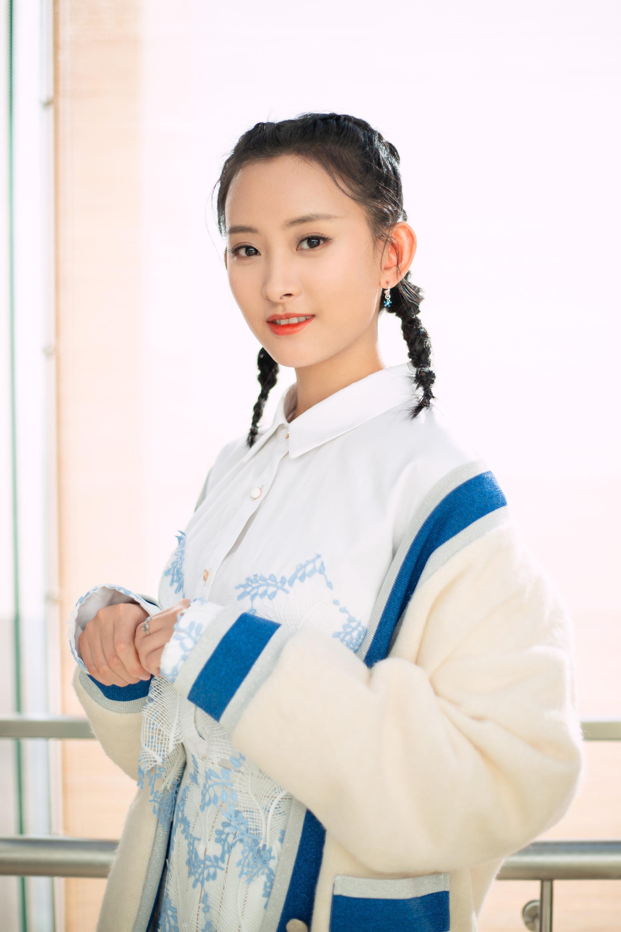 演员@代文雯文代 身穿淡蓝色蕾丝套装外搭开衫毛衣