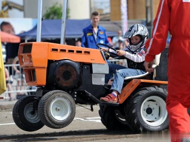 老外开手扶拖拉机,挑战改装三菱,你是你们村跑的最快的!
