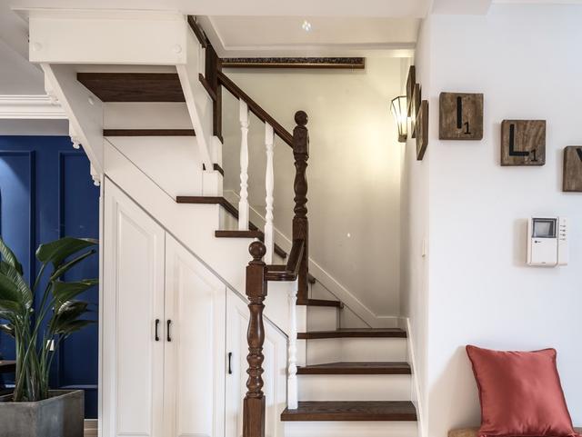 与其浪费一个房间去做收纳不如结合楼梯做一个小的收纳空间.