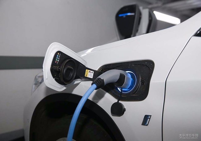 能者的突破 试驾宝马x1插混里程升级版关于充电使用家用充电墙盒充电