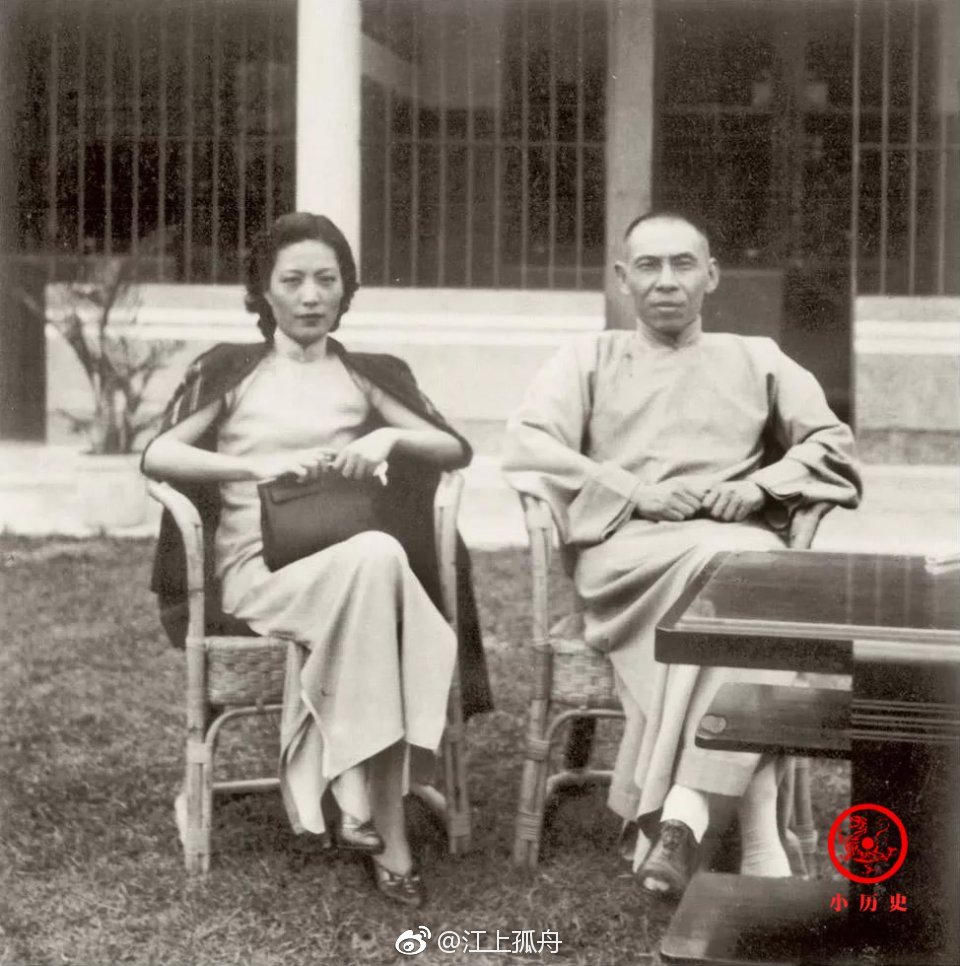 1950年杜月笙与孟小冬结婚照.孟小冬(1907-1977),北京宛平人
