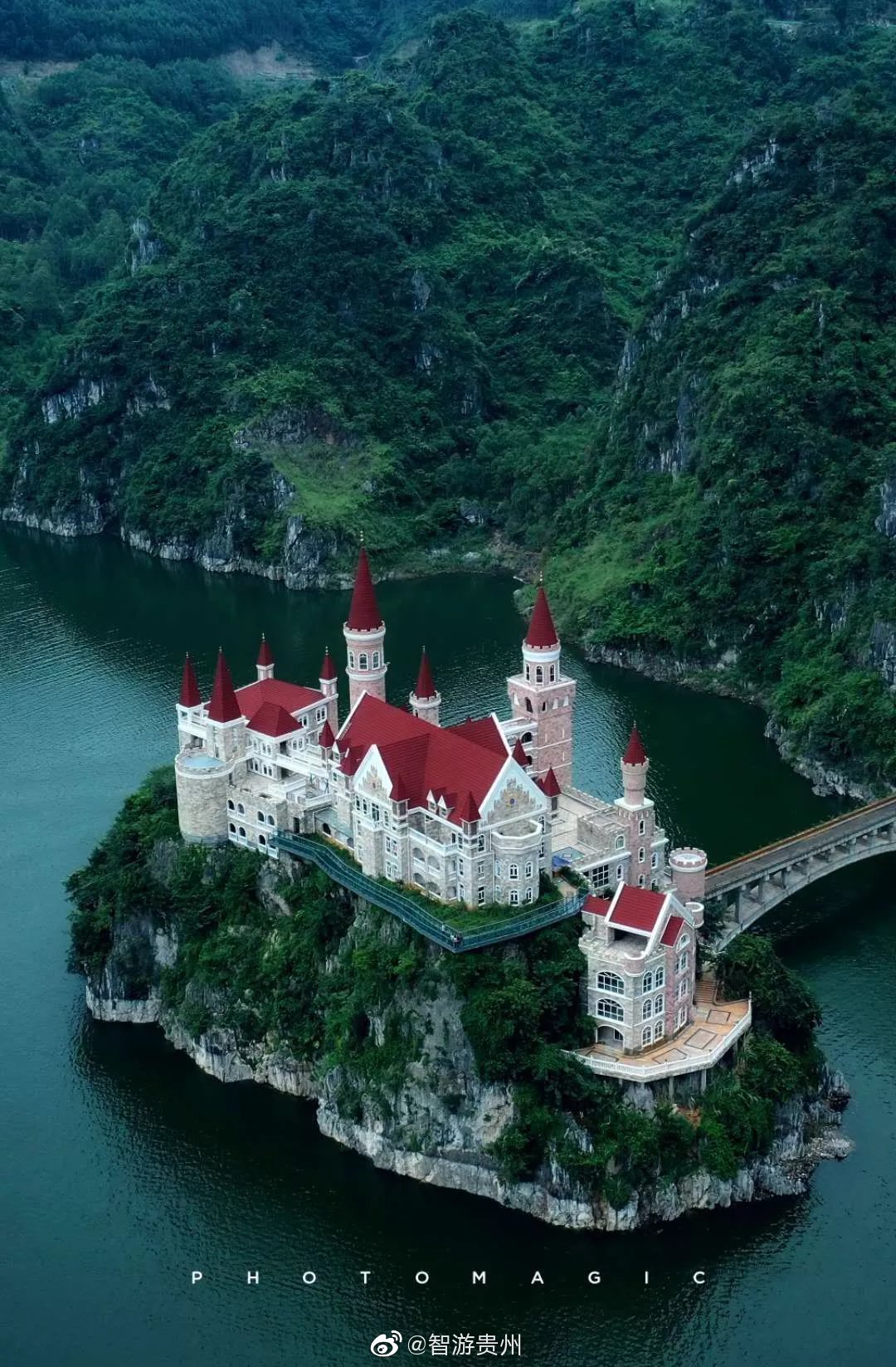 吉隆堡位于贵州省兴义市"一城三景"的万峰湖国家4a级名胜区内