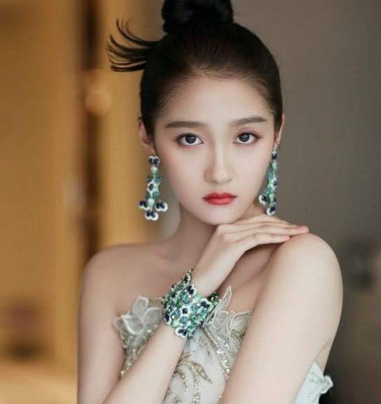 同是一个妈妈所生,关晓彤与姐姐关晓丹差距很大,确定是亲姐妹?