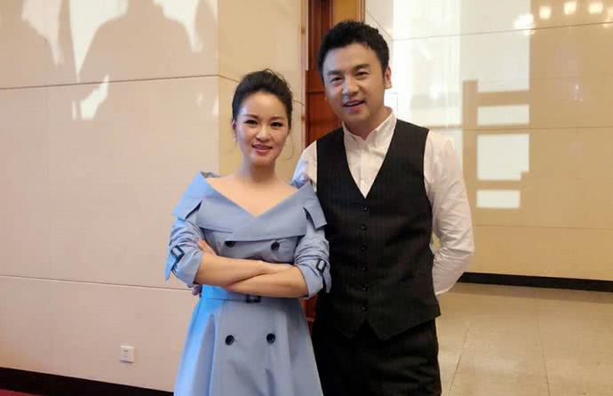 他们是同学更是夫妻,丈夫红的发紫,妻子走在大街却无人识|雷佳音|大街