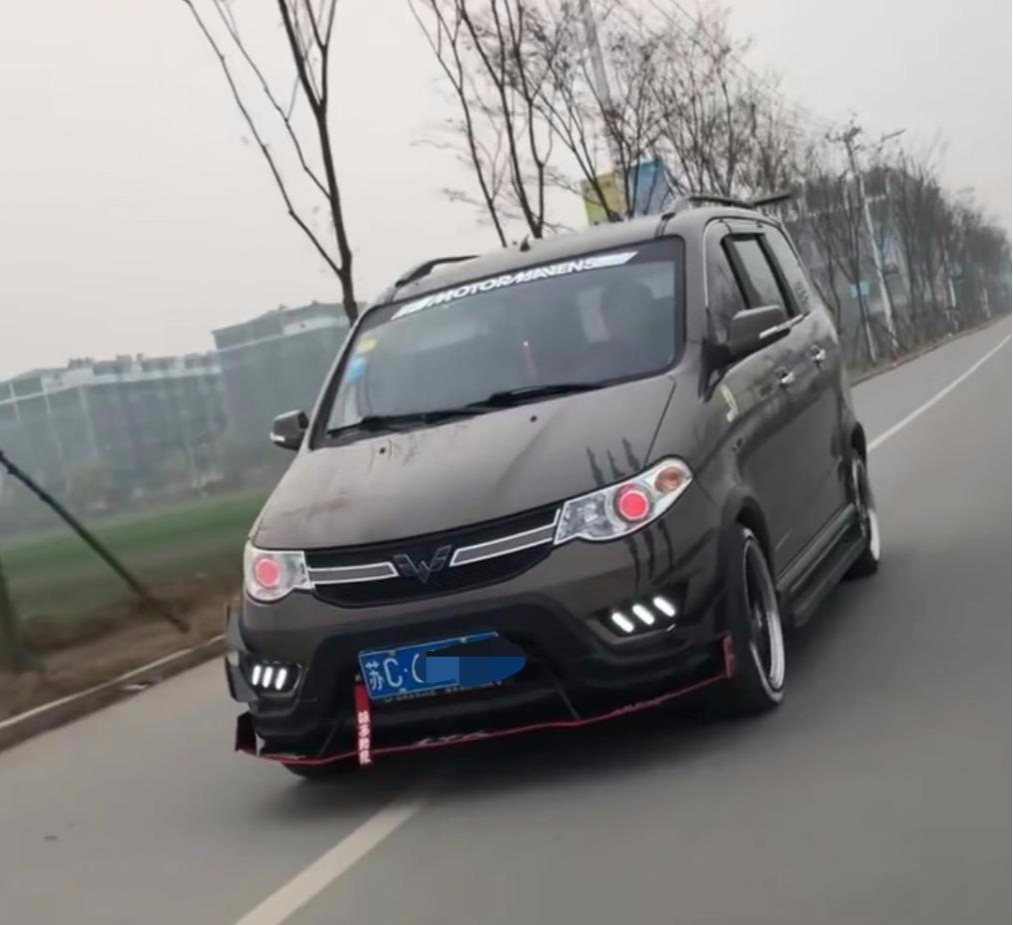 路遇一辆爆改五菱宏光,看到车尾后,网友纷纷表示太夸张了