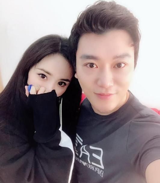 看了杨幂和他的合照似乎可以预料昨天离婚的浪潮早已注定