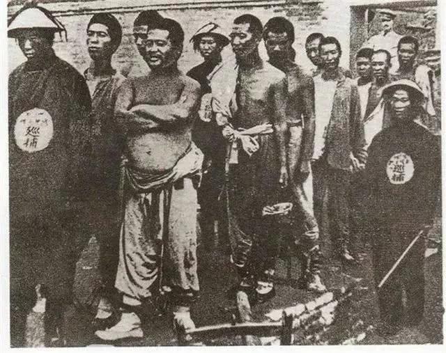 义和团老照片:手持“钦命”旗,头上贴“灵符”,被捕行刑很残忍