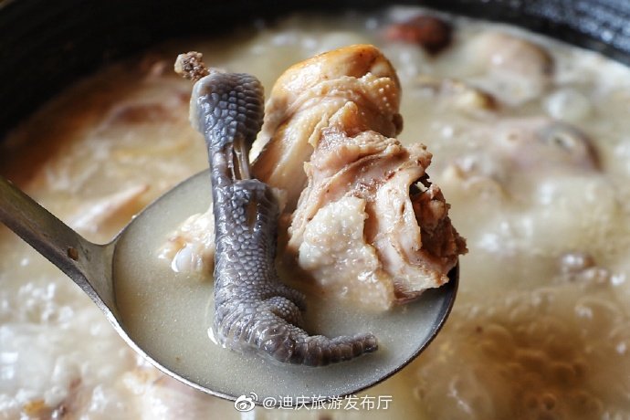 云南香格里拉美食之尼西土锅鸡,鸡是藏民家里饲养的老母鸡