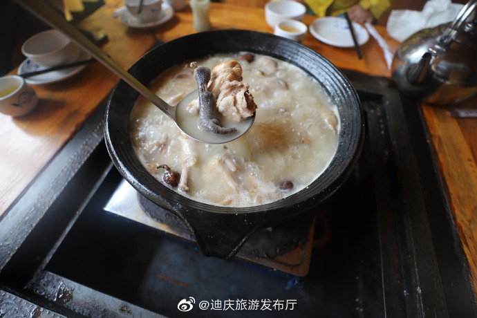 云南香格里拉美食之尼西土锅鸡,鸡是藏民家里饲养的老母鸡